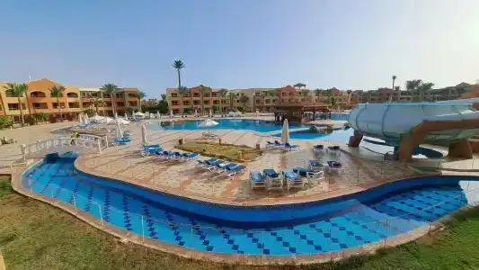 Coral Sea Holiday Resort and Aqua Park - 8